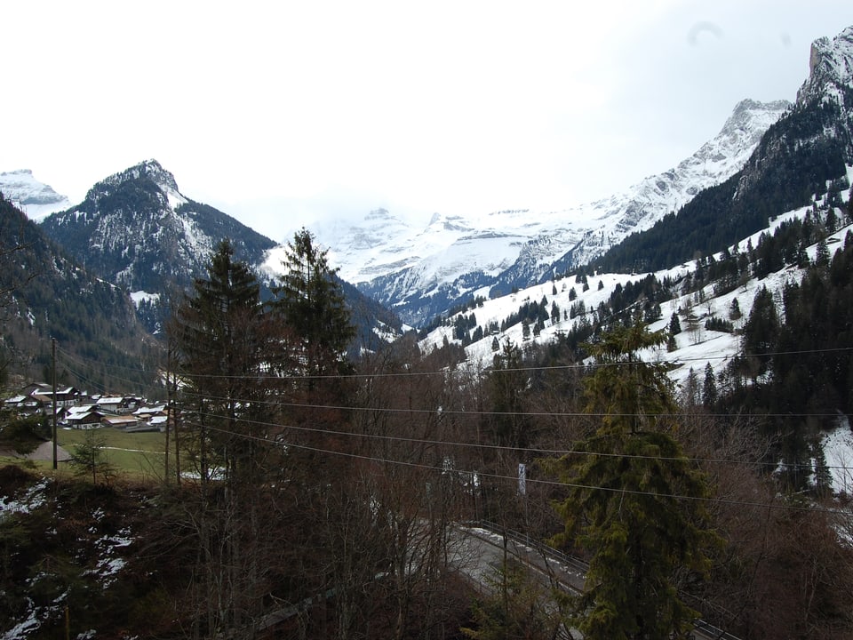 Das Kiental oberhalb von Reichenbach: 8400 Hektaren Jagdbanngebiet. Unten links das Dorf Kiental.