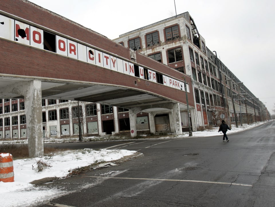 Bröckelnder Schriftzug Motor City an einem Gebäude.