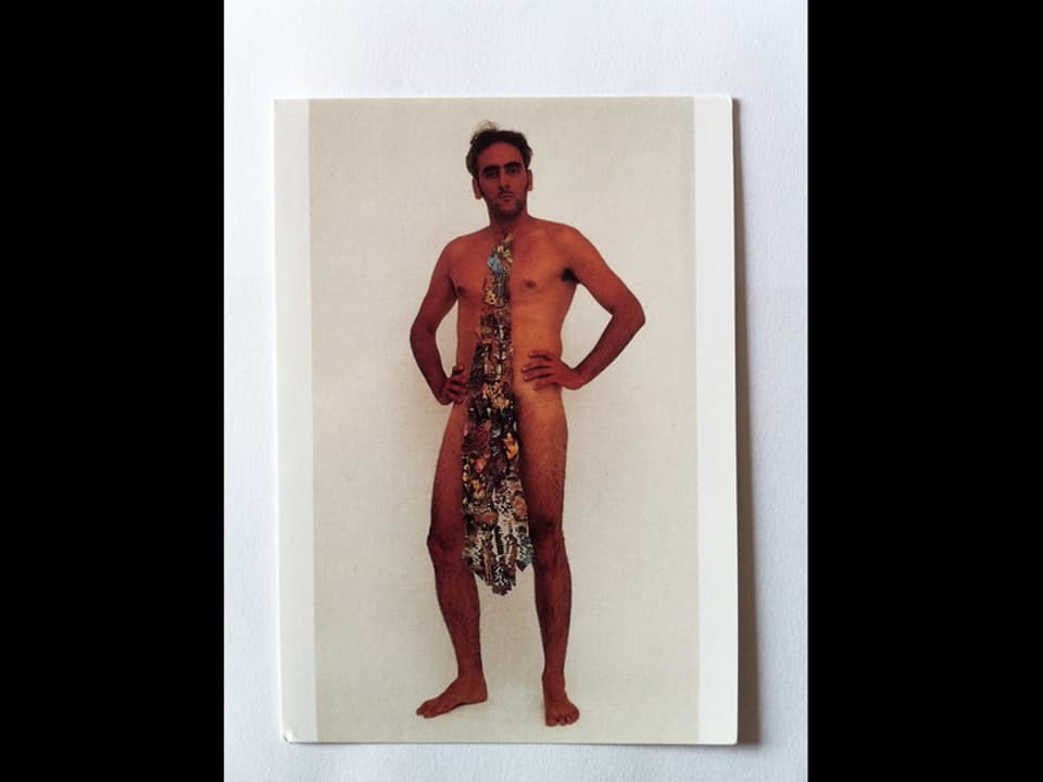 Postkarte mit dem folgenden Sujet: eine überdimensionierte Krawatte verdeckt die Scham eines nackten Mannes.