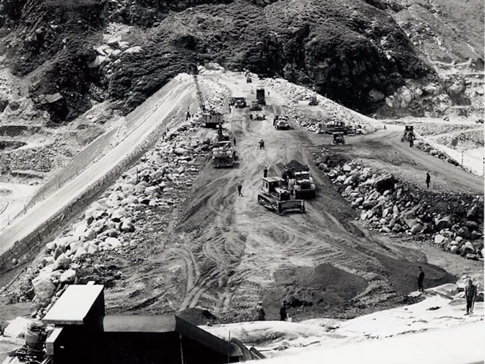 Der Bau des Staudamms auf der Göscheneralp in den 1950er Jahren.