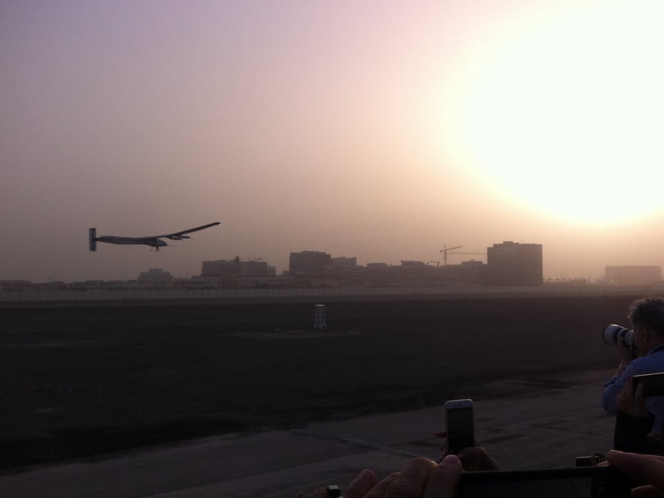 Ein Flugzeug hebt in der Morgenröte von der Flugbahn ab.