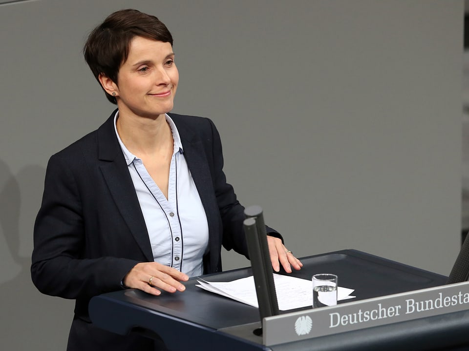 Frauke Petry am Rednerpult des Deutschen Bundestages.