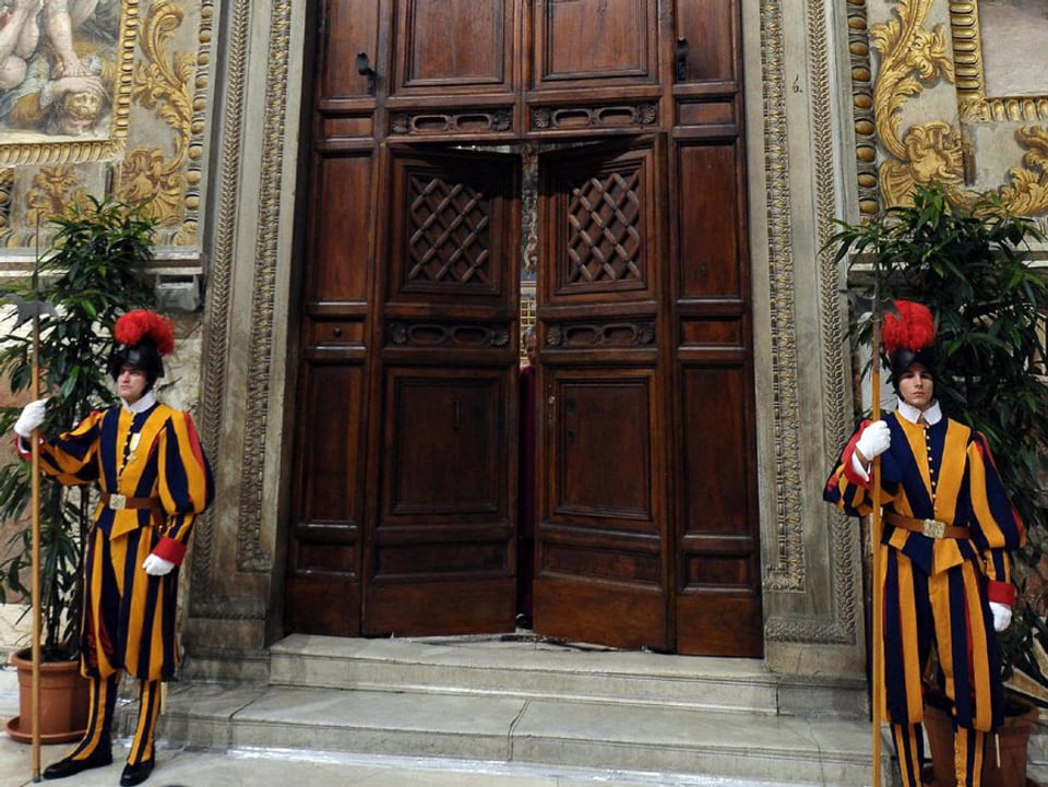 Schweizer Garde vor der Tür zur Sixtinischen Kapelle.