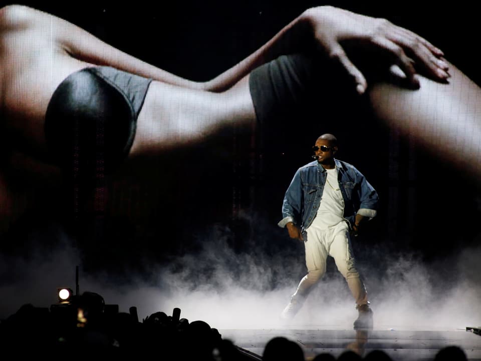 Usher tanzt auf der Bühne