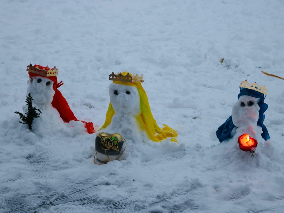 Drei Schneemänner verkleidet als Könige.