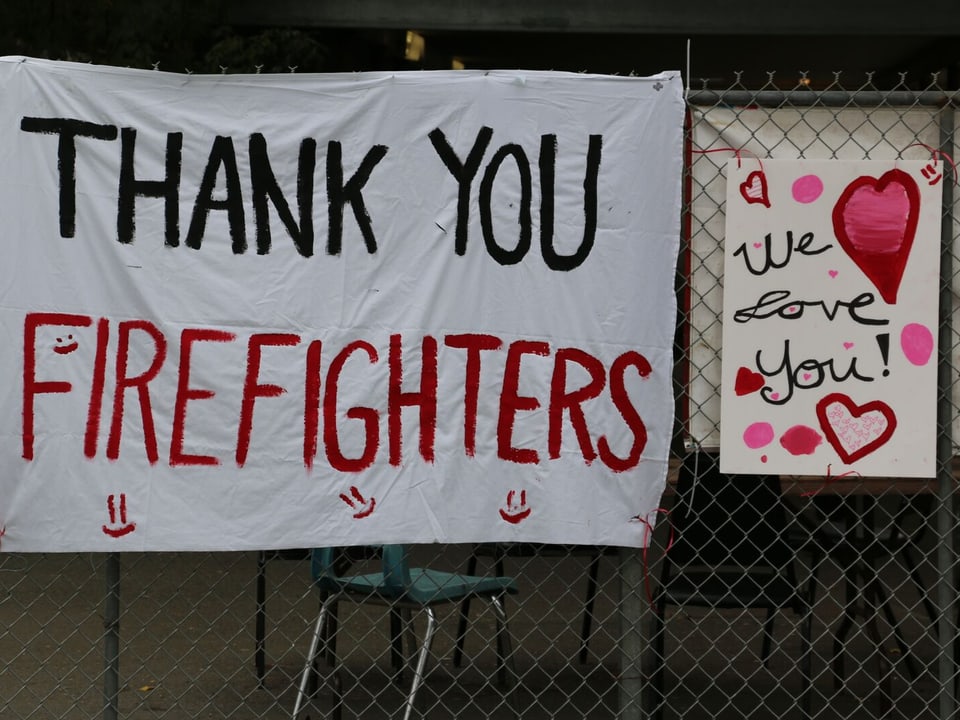 Ein Transparent mit Aufrschrift «Thank You, Firefighters!»
