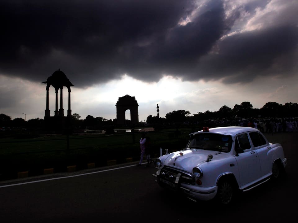 Weisser Ambassador in Neu-Delhi, im Hintergrund Monsunwolken.