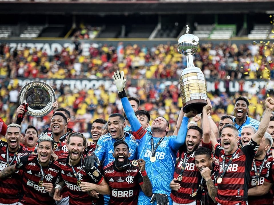 In Feierlaune Spieler von Flamengo feiern mit Pokal.