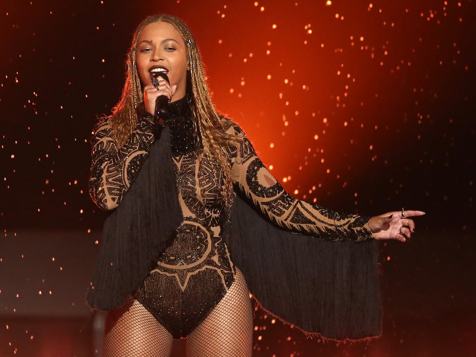 Beyonce in ihrem Body auf der Bühne