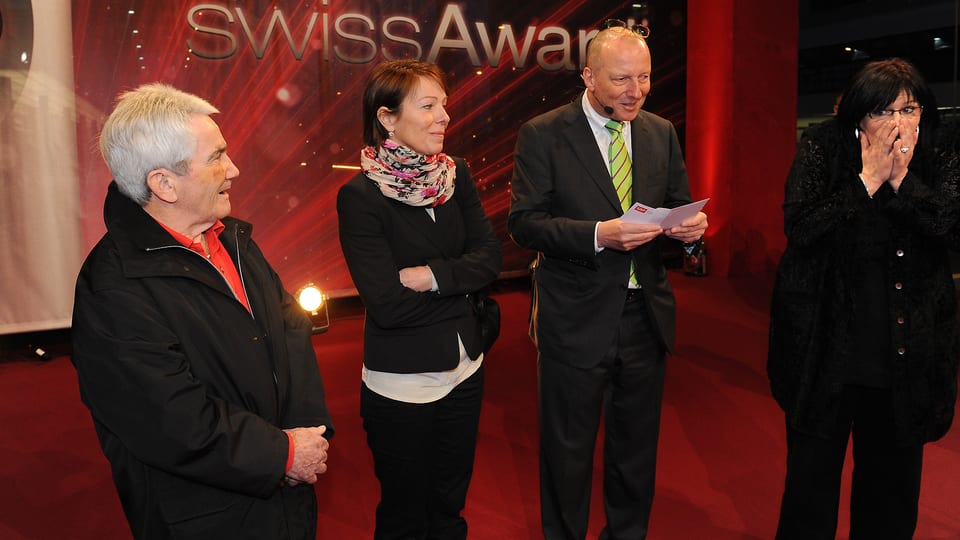 Roger de Weck gibt bekannt, dass Karin Boss-Röthlisberger zur «Heldin des Alltags» gewählt wurde.