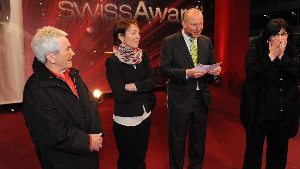 And the winner is... Roger de Weck gibt bekannt, dass Karin Boss-Röthlisberger zur «Heldin des Alltags» gewählt wurde.