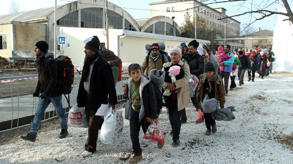 Flüchtlinge aus Syrien, Irak und Afghanistan erreichen Registrierungsstelle im serbischen Presovo.
