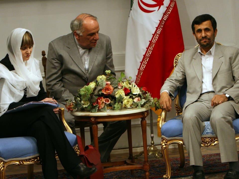 Calmy-Rey und Ahmadinedschad sitzend an einem 