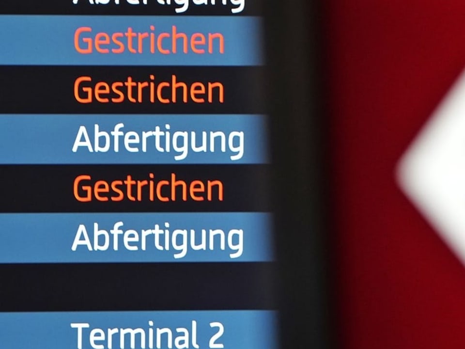 Viele Flüge sind gestrichen – wie die Anzeigetafel am Flughafen Berlin Brandenburg zeigt. 