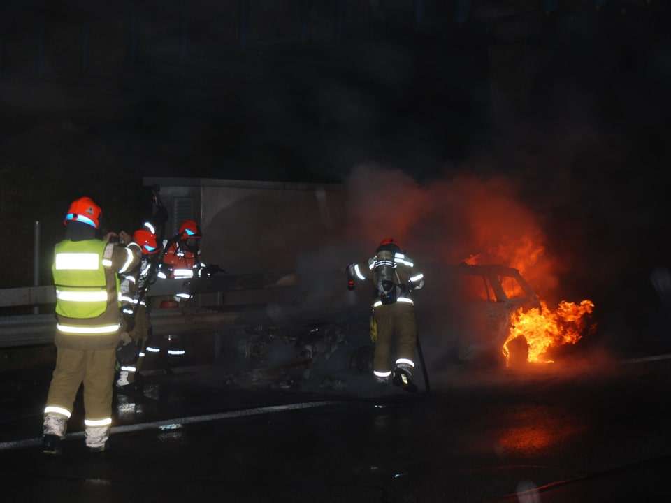 Feuerwehr löscht brennendes Auto.