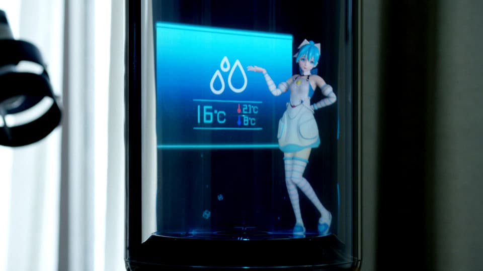 Das Hologramm einer blauen Anime-Figur. Sie zeigt gerade das Wetter an.