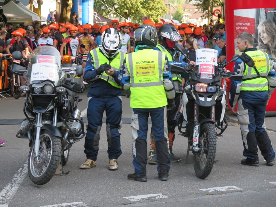 Die Gigathleten werden von Motorrädern begleitet