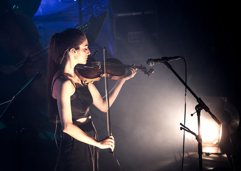 Chiara Dubey beim Violine spielen