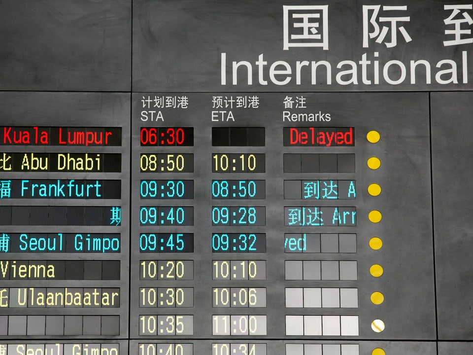 Auf der Ankunftstafel am Flughafen von Peking ist der Flug aus Kuala Lumpur mit "verspätet" aufgeführt.