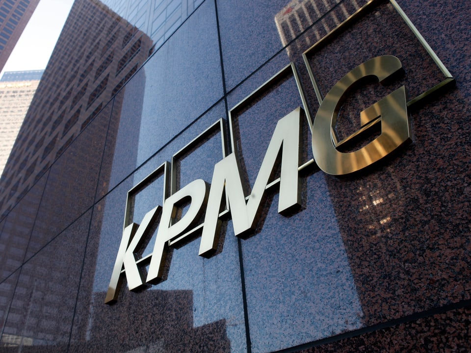 Logo von KPMG an einer Gebäudefassade.