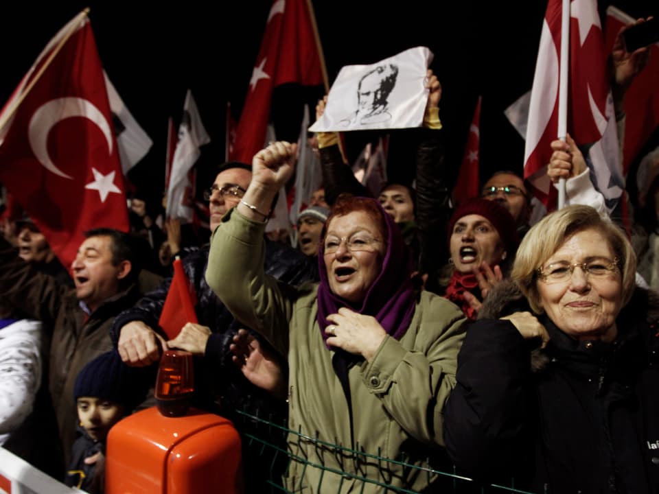 Demonstranten mit türkischen Fahnen