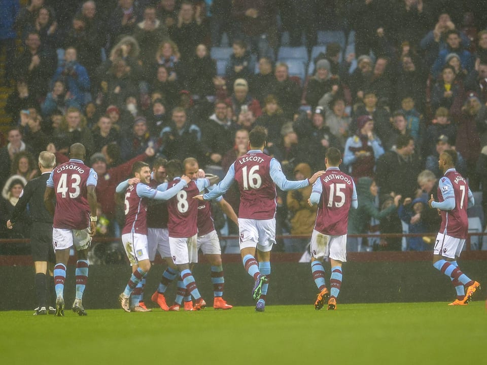 Aston Villas Spieler jubeln nach einem Tor.