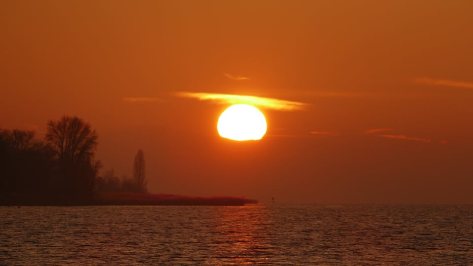 Sonnenuntergang über dem Neuenburgersee.