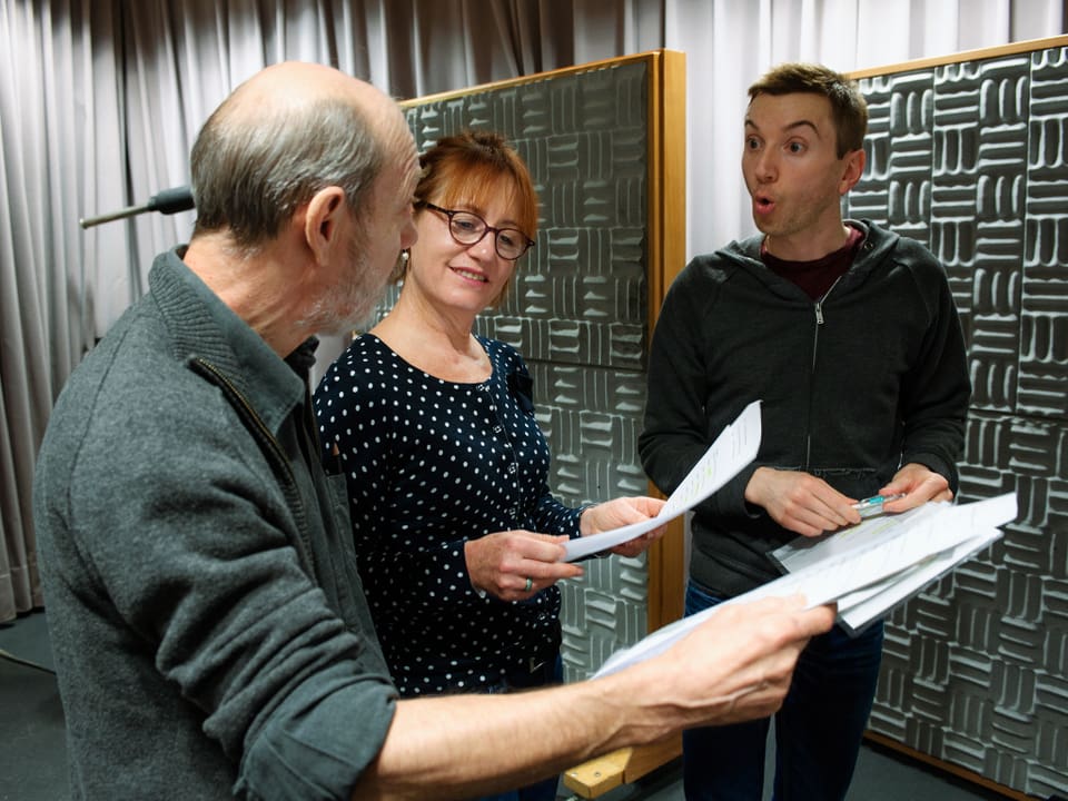 Siggi Schwientek, Ulrike Krumbiegel und Edward Piccin (v.l.) besprechen die Hörspiel-Skripte.