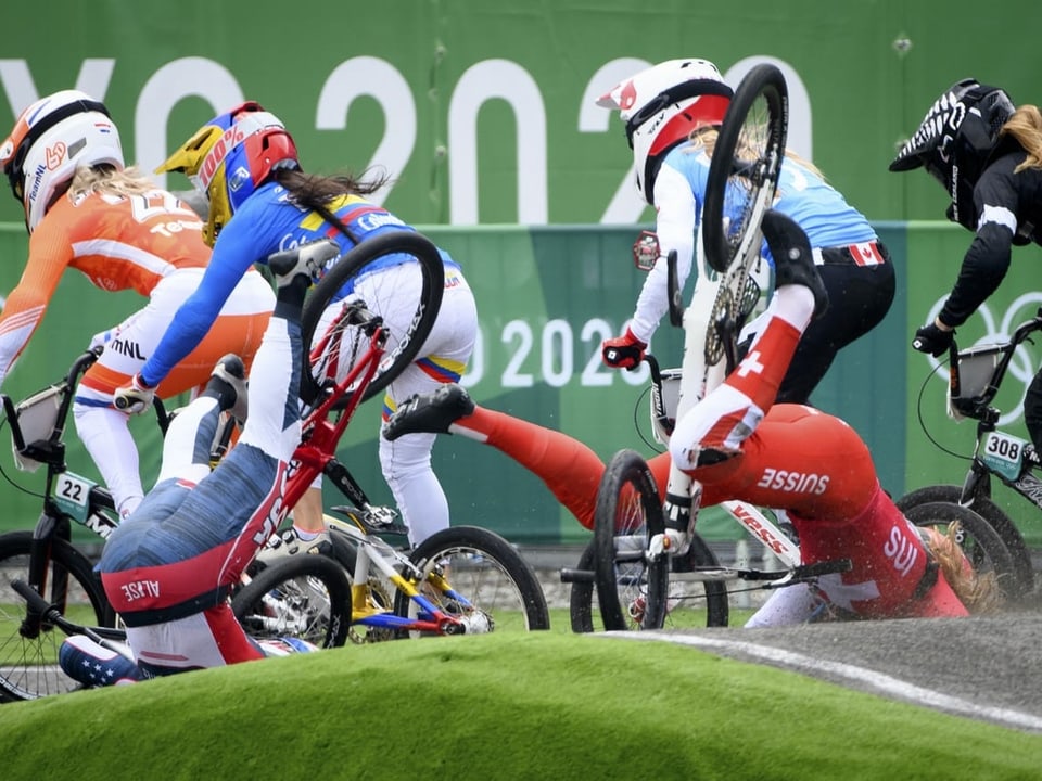 Die Schweizerin Zoé Claessens (r.) und Alise Willoughby aus den USA müssen im Halbfinal des BMX-Rennens einen Sturz hinnehmen. 