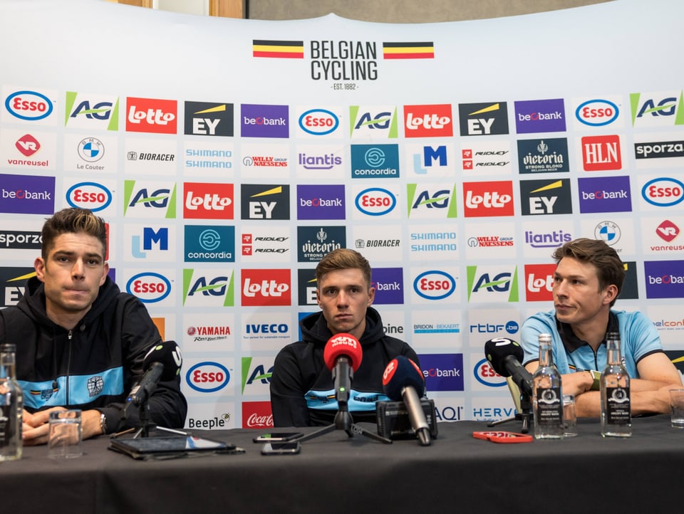 Belgiens Wout van Aert, Remco Evenepoel und Jasper Philipsen an der Medienkonferenz vor der WM.