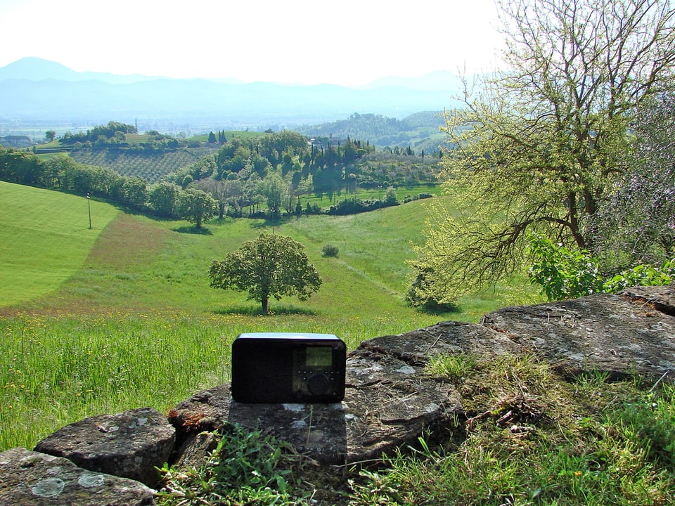 Radio in italienischer Landschaft. 