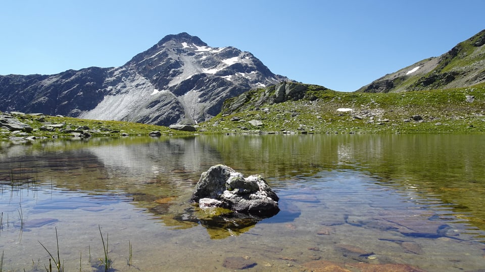 Lajet sin l'Alp Cavel cun vista sin il Piz Cavel Lajet sin l'Alp Cavel cun vista sin il Piz Cavel