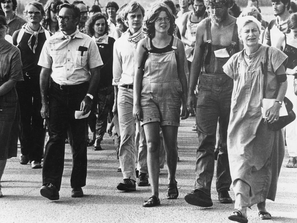 Dorothee Sölle marschiert mit den Demonstranten bei der Blockade der US-Kaserne Mutlangen.