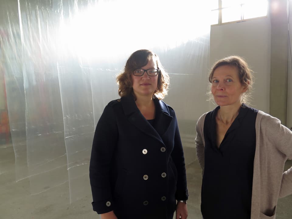 Ariane Roth und Beatrice Dörig vor Plastik-Skulptur.