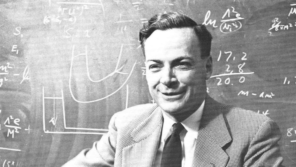 Schwarz-weisses Porträt des lachenden Richard Feynman