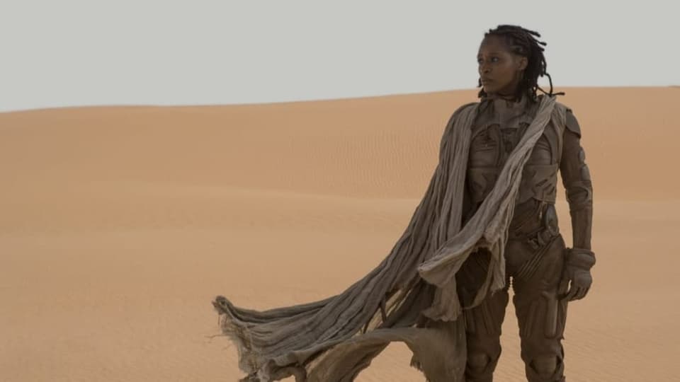 Filmszene: Frau in einer Wüstenlandschaft