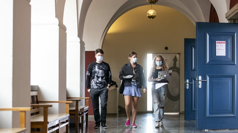 Drei Studierende in den Gängen der Uni Zürich