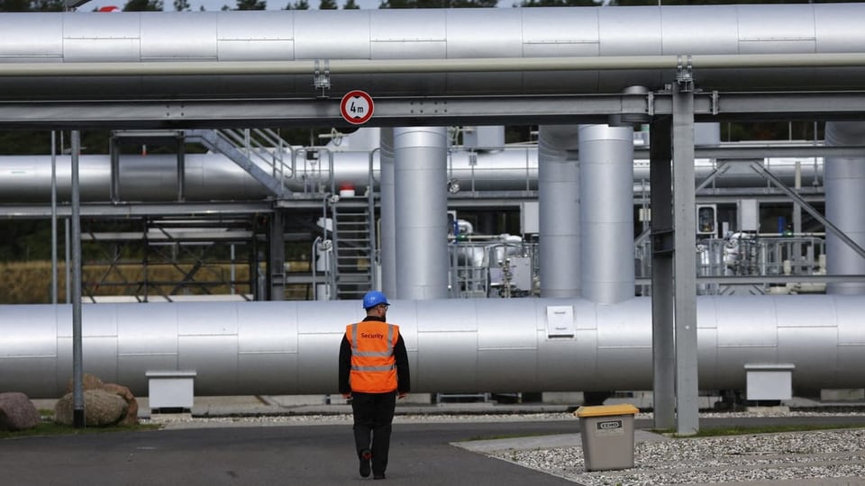 Sicherheitsbeauftragter geht vor der Ostsee-Gaspipeline Nord Stream 2 in Lubmin.