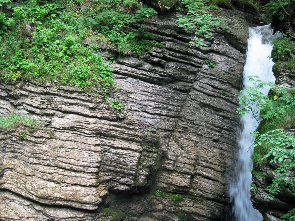 Wasserfall stürzt über den Fels hinunter.