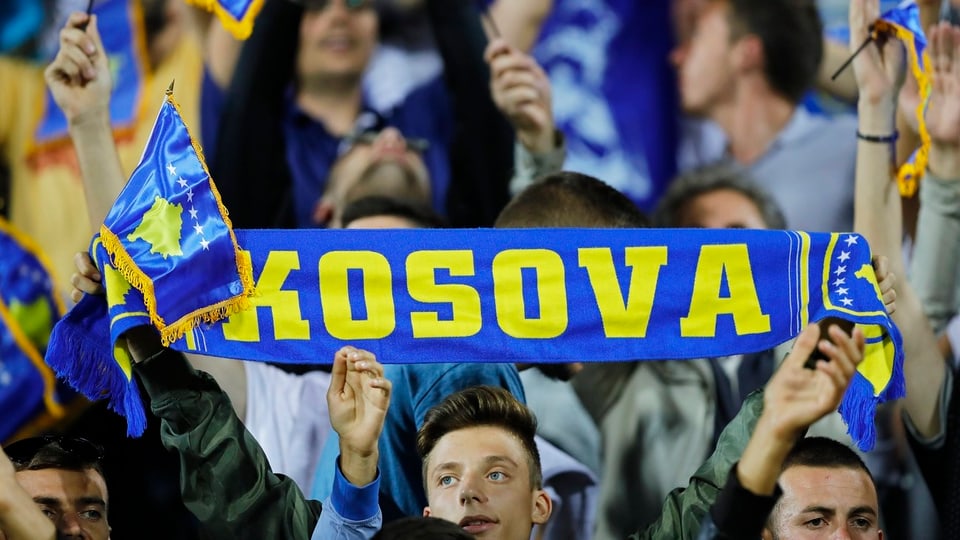 Fan mit Schal Kosova