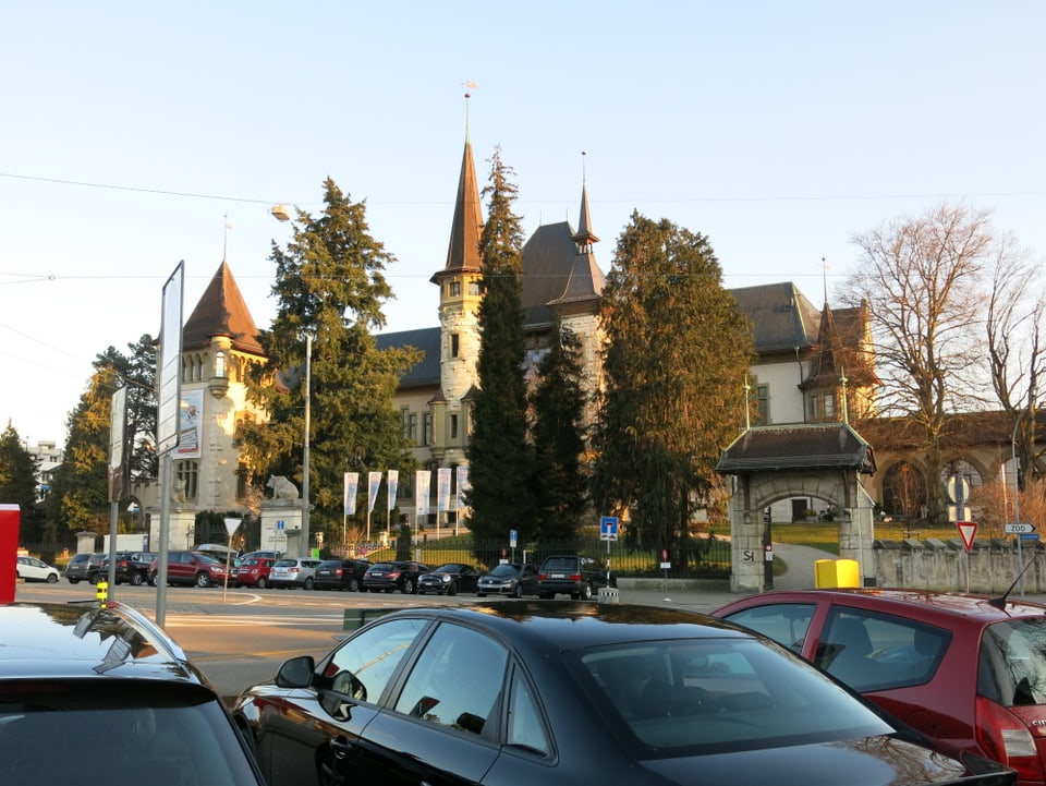 Parkierte Autos auf dem Helvetiaplatz, dahinter das Historische Museum Bern.