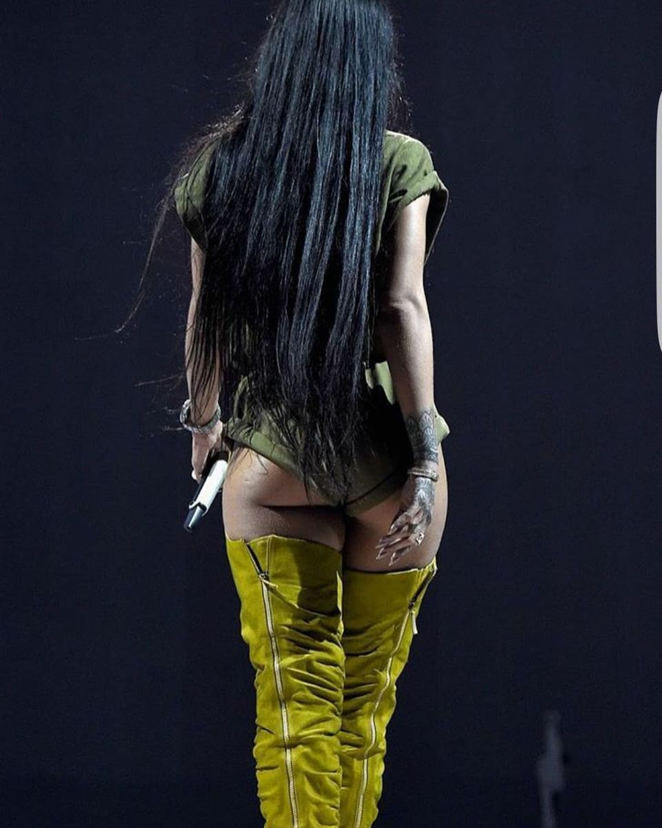 Rihanna von hinten in Overknees-Stiefel