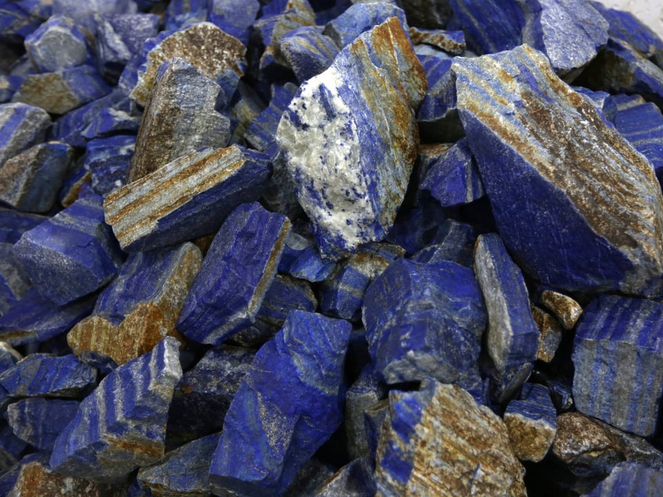 Blau-silbergraue Lapislazuli-Steine liegen auf einem Haufen