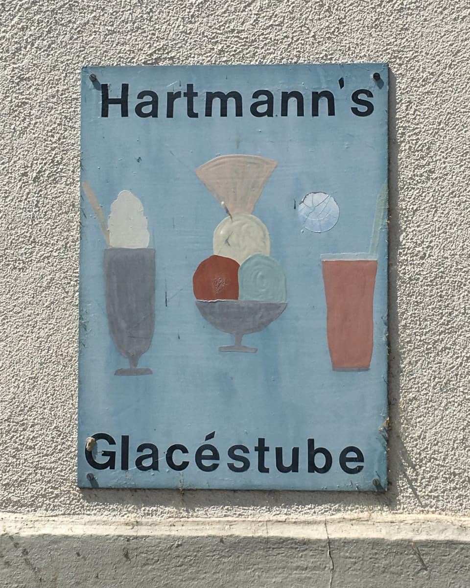 Schild Hartmanns Glacestube.