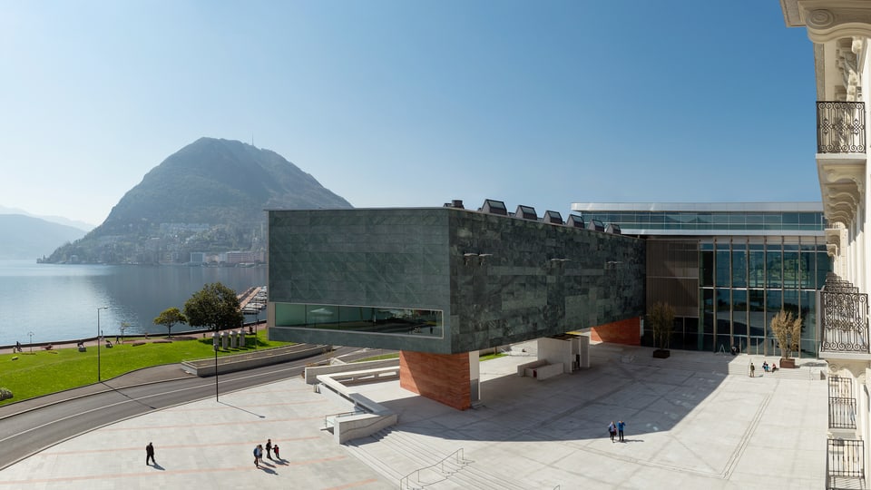 Das neue Kulturzentrum direkt am See in einer Panoramaansicht.