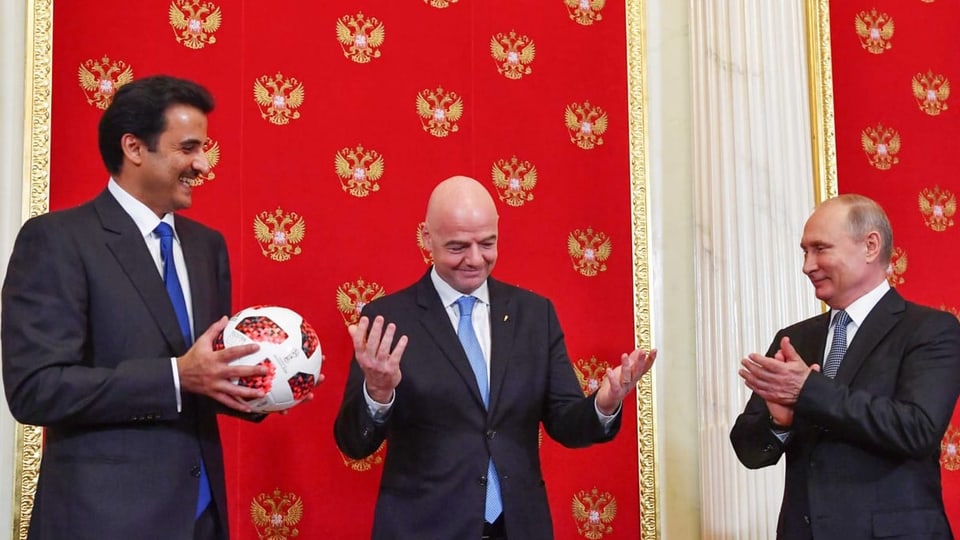 Gianni Infantino sitzt neben Wladimir Putin. Beide klatschen während einer Theatervorführung.