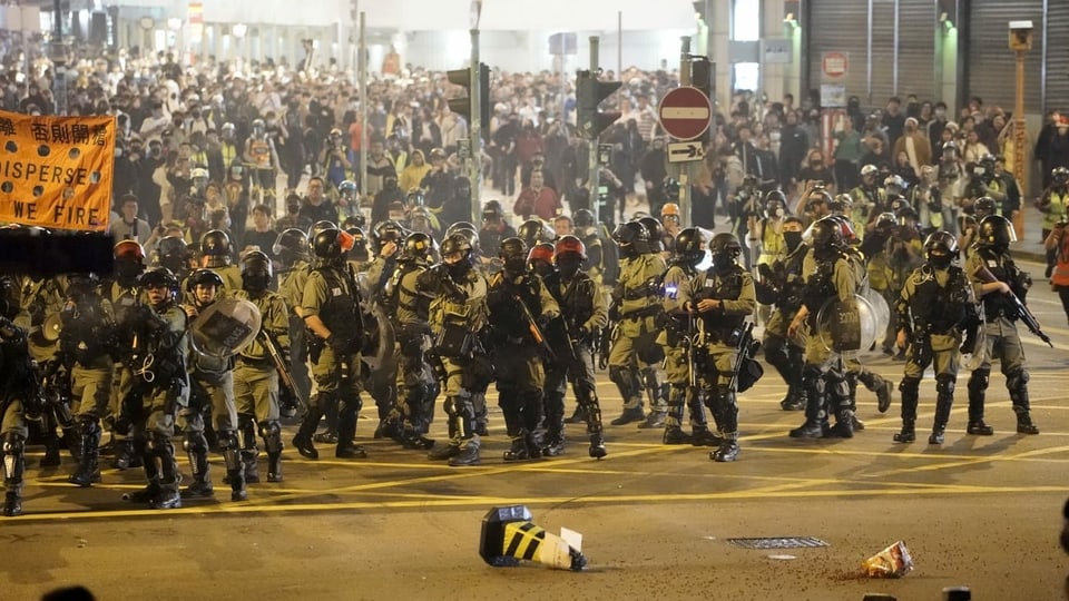 Unruhe zwischen Polizisten und Demonstranten