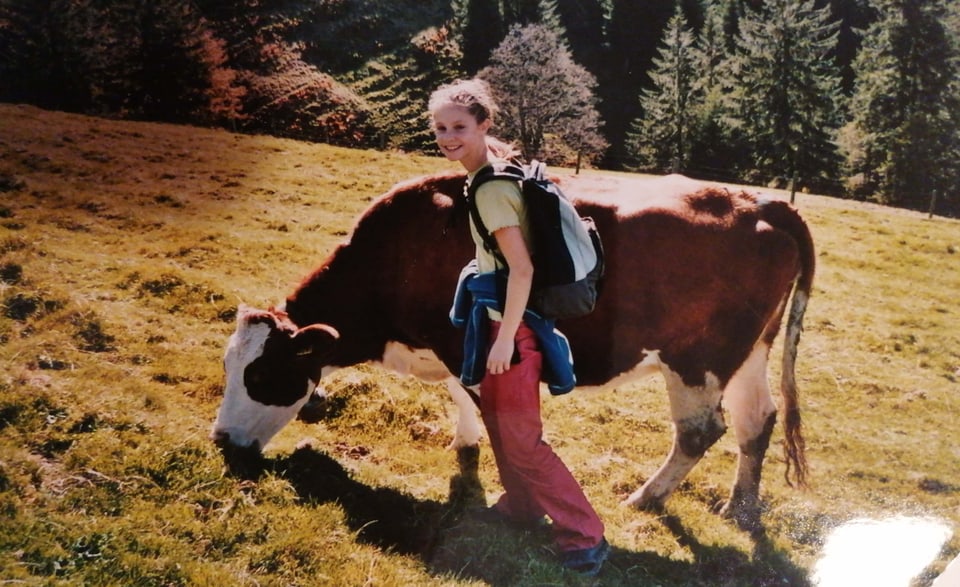 Julia mit Kuh auf Wiese