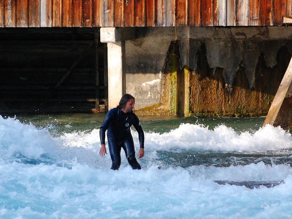 Surfer in der Thuner Mühleschleuse