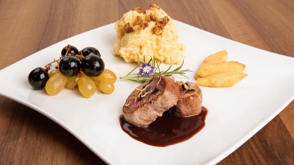 Sonjas Schweinsfilet-Medaillons an Rotweinsauce mit Polenta